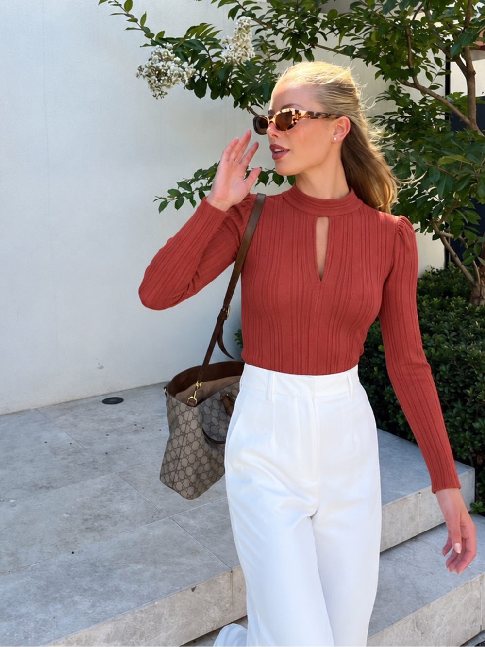 RW&CO Rust Red Ribbed Keyhole Mock Neck Puff Sleeve Top Size M